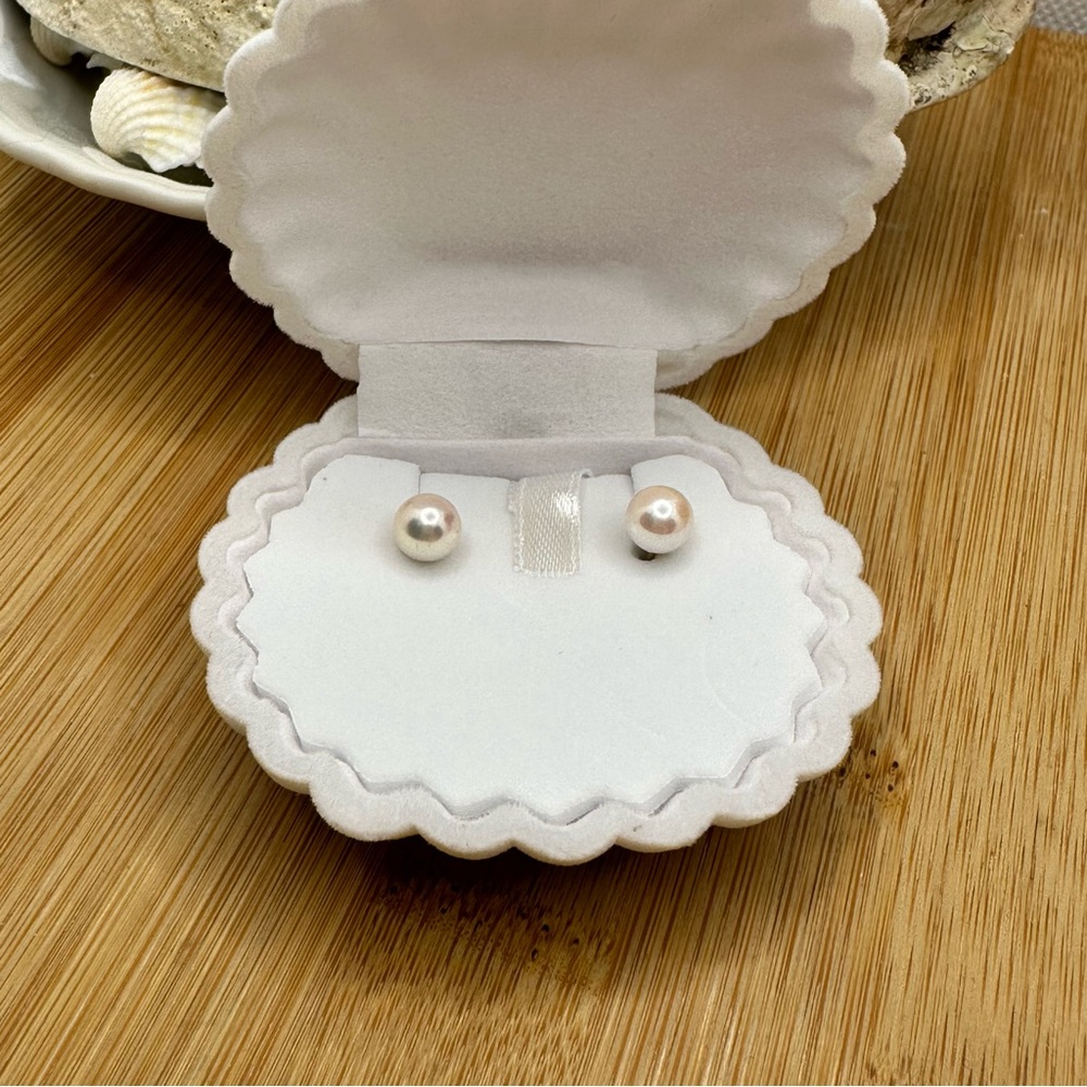 New 14k yellow gold genuine pearl pierced earrings in cute seashell box